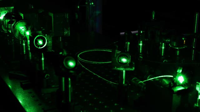 Eine Glasfaser übernimmt im Experiment der EPFL-Gruppe den Job von Millionen Neuronen