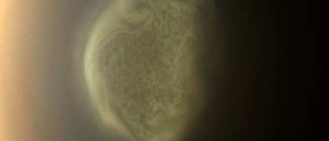 Ein Wolkenwirbel am Südpol von Titan Ein Wolkenwirbel am Südpol von Titan