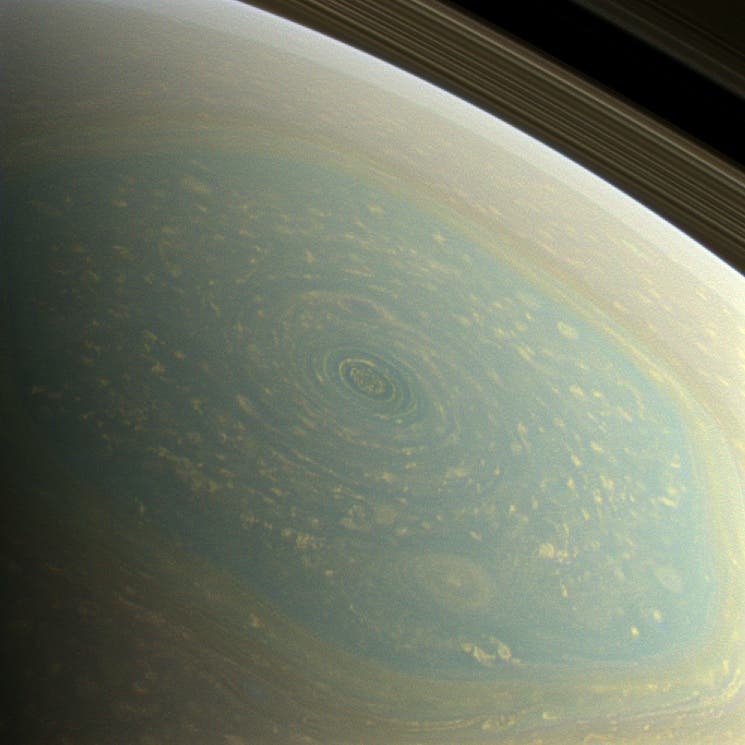 Das polare Hexagon des Saturn in echten Farben