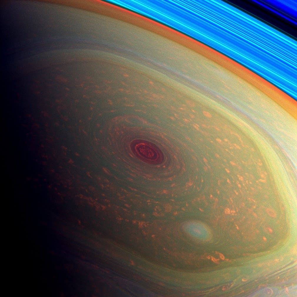 Falschfarbenbild der Nordpolarregion des Saturn