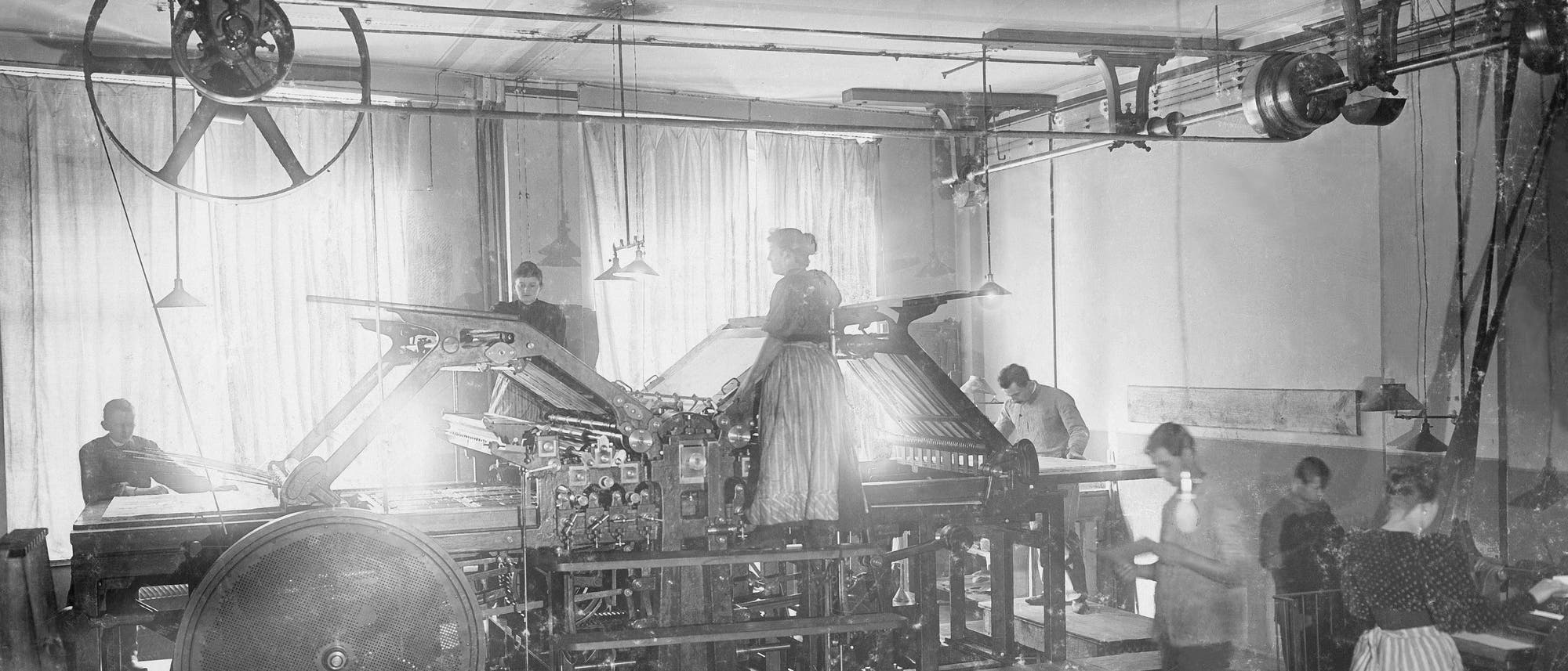 Eine Arbeiterin an einer Schnellpresse im Jahr 1903 Eine Arbeiterin an einer Schnellpresse im Jahr 1903