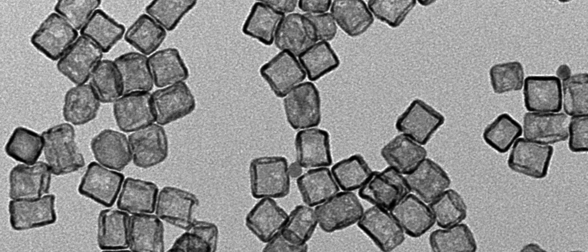 Hohle Nanowürfel aus Platin Hohle Nanowürfel aus Platin