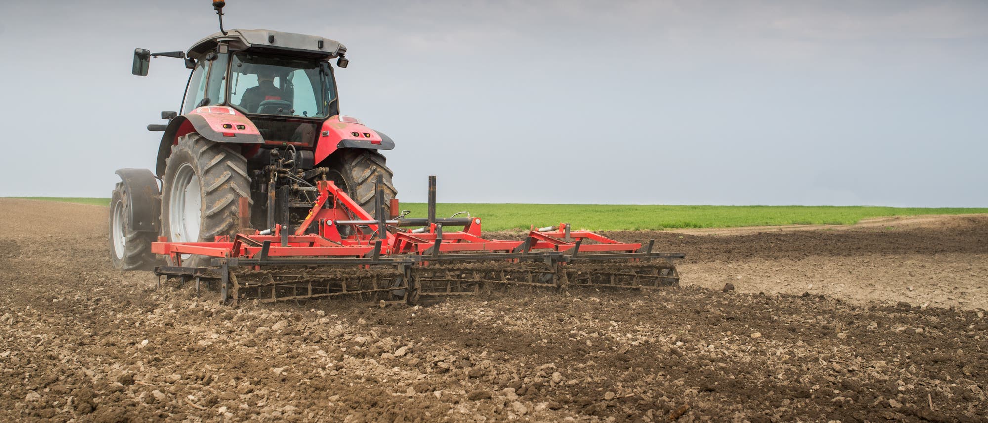 Traktor beim Pflügen Traktor beim Pflügen