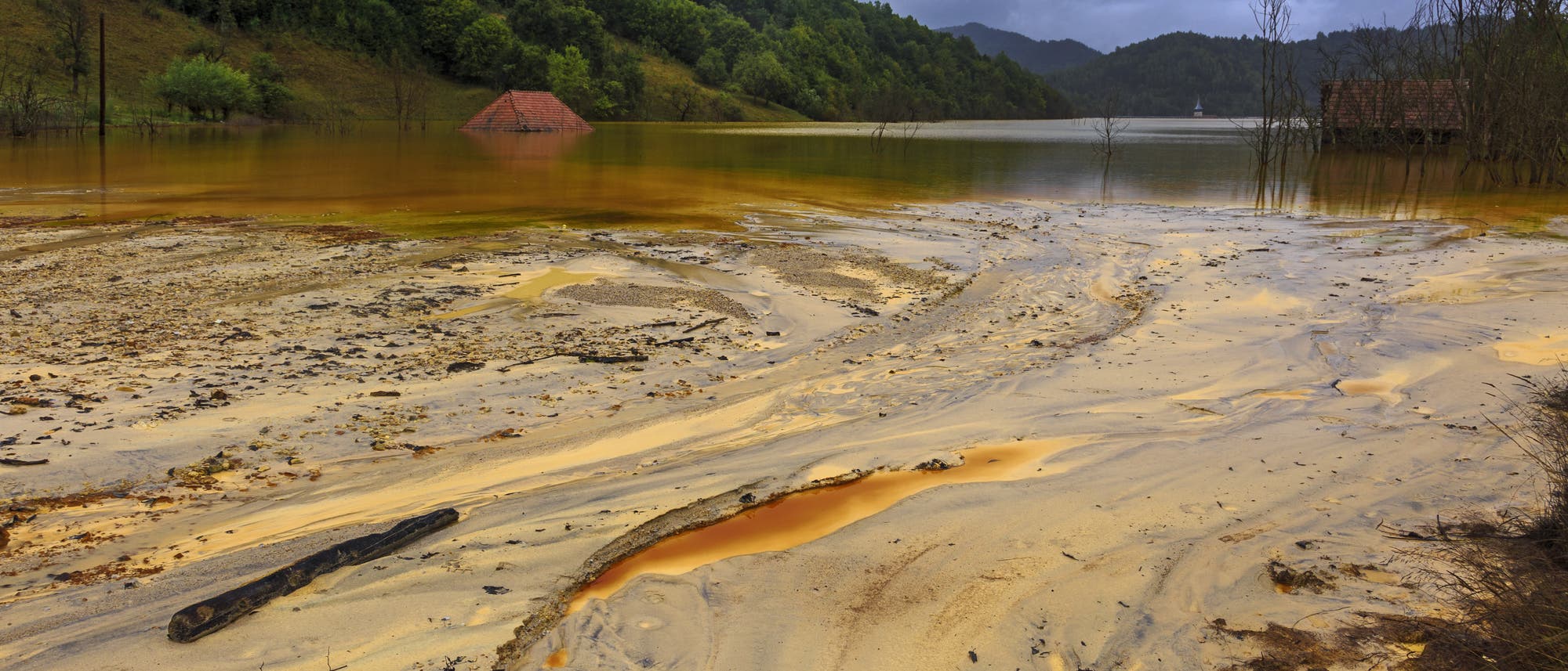 Oberfläche eines mit Mine Tailings verseuchten Gewässers Oberfläche eines mit Mine Tailings verseuchten Gewässers