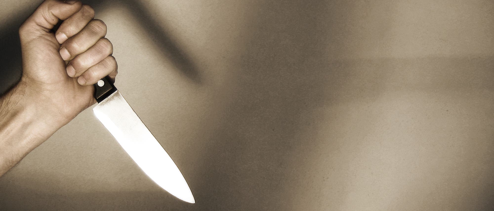 Hand mit Messer bereit zum Mord Hand mit Messer bereit zum Mord
