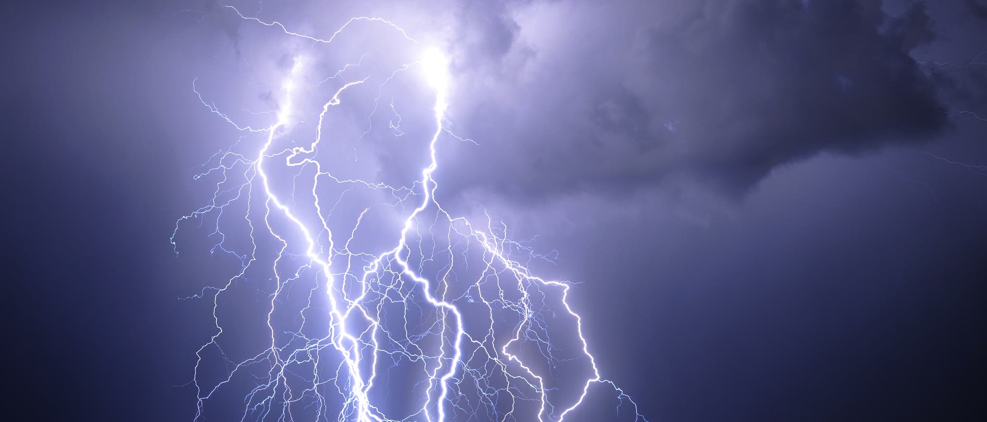 Gewitter mit Blitzen in Tucson, Arizona Gewitter mit Blitzen in Tucson, Arizona