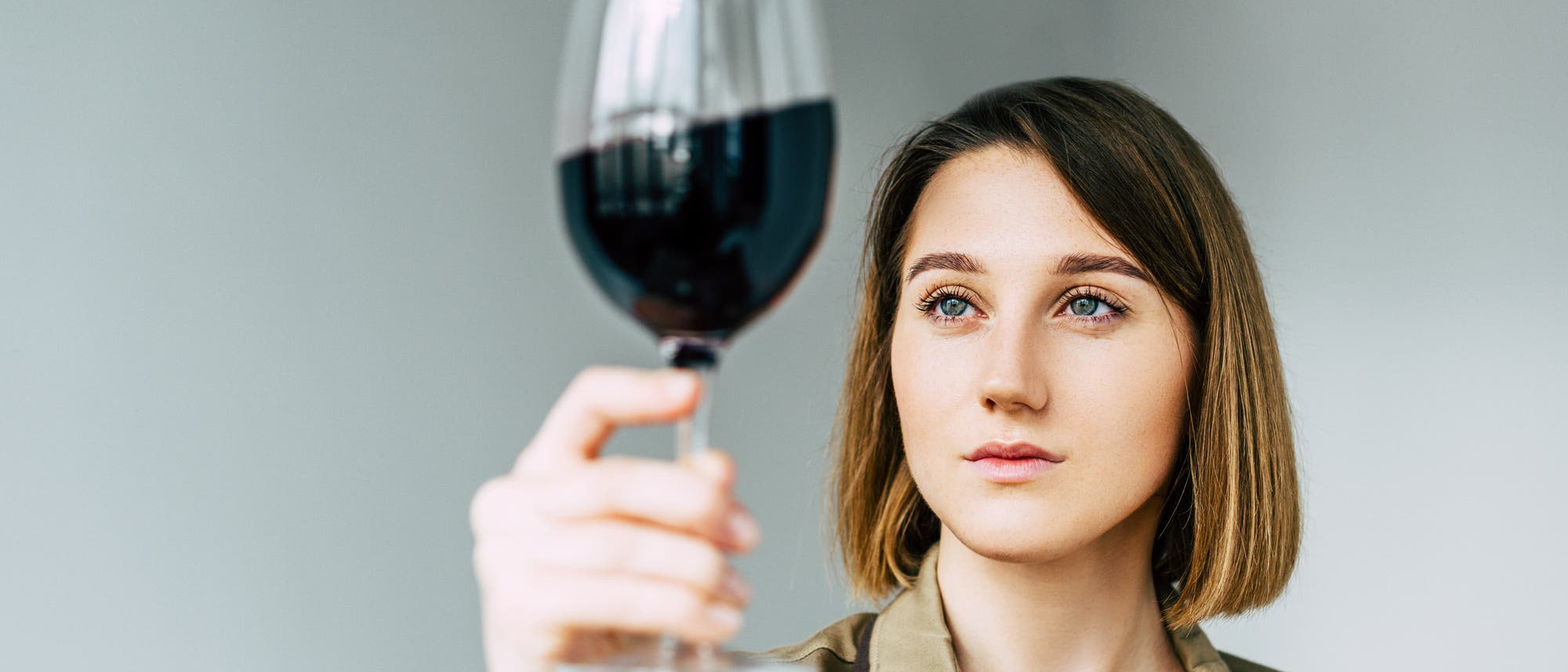 Sommelière mit Rotwein. So skeptisch, wie die guckt, nehm ich den weißen. Sommelière mit Rotwein. So skeptisch, wie die guckt, nehm ich den weißen.