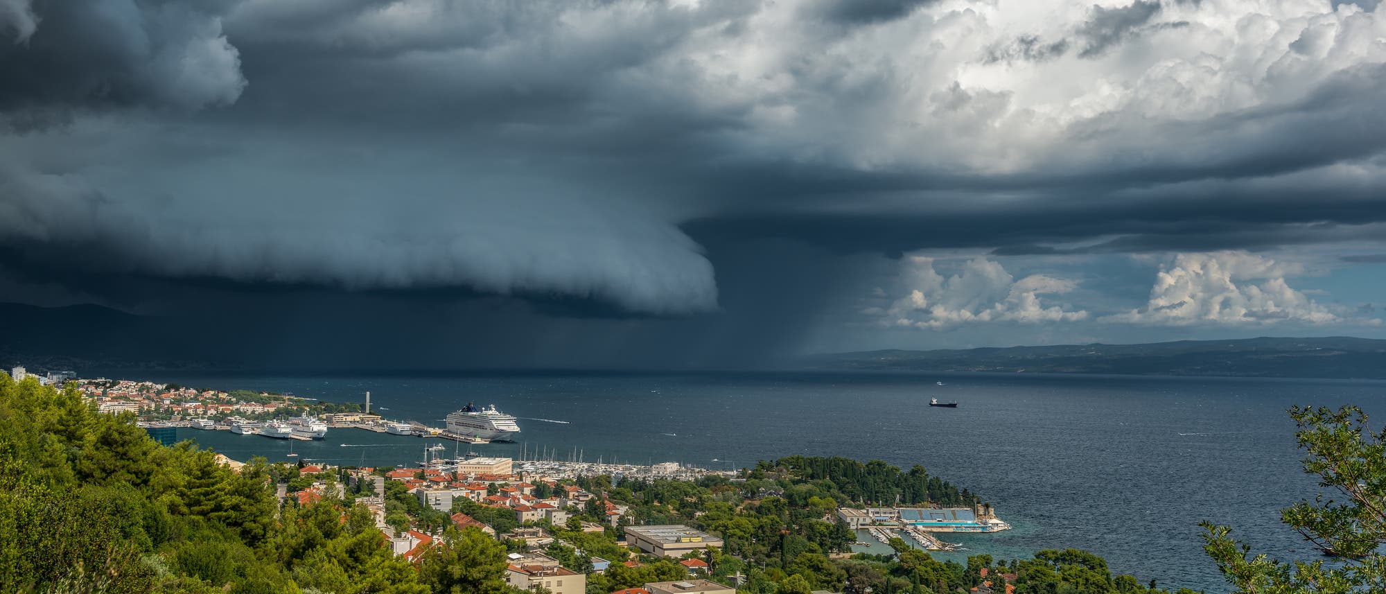 Blick über Split auf die Adria, im Hintergrund dramatische Wolken. Blick über Split auf die Adria, im Hintergrund dramatische Wolken.