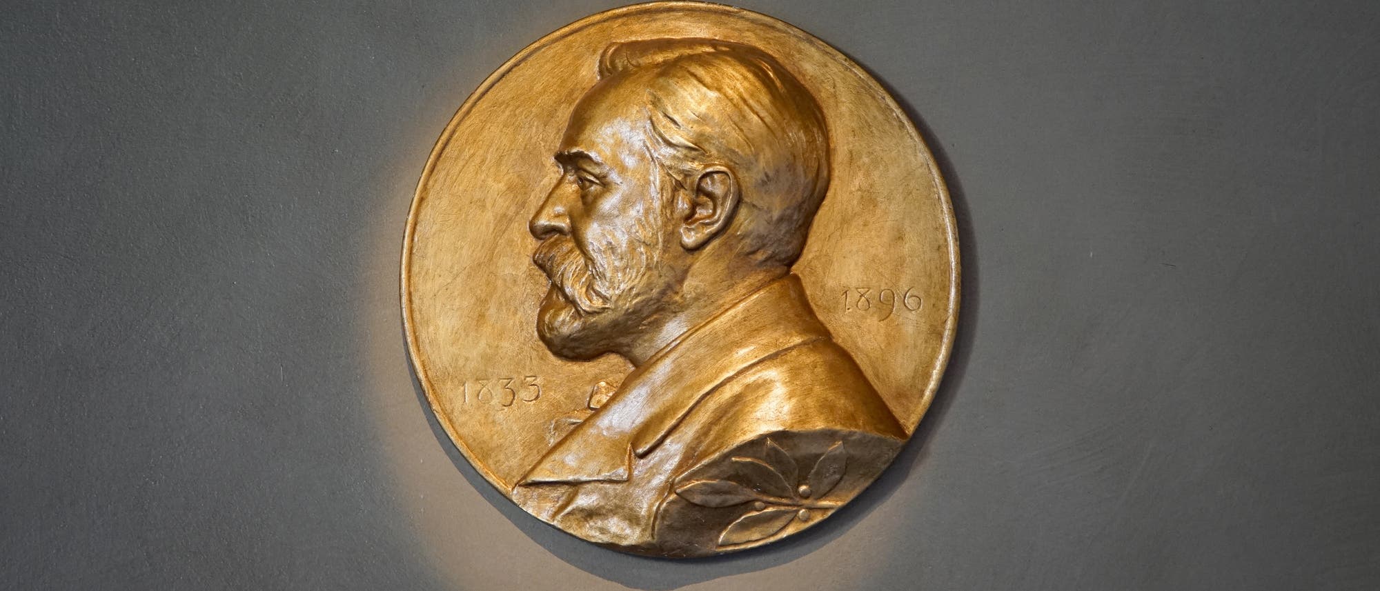 Die Statuten der Nobelstiftung besagen, die Preisträger sollen eine Goldmedaille bekommen, die das Abbild des Testamentsverfassers und eine angemessene Inschrift tragen. Die Statuten der Nobelstiftung besagen, die Preisträger sollen eine Goldmedaille bekommen, die das Abbild des Testamentsverfassers und eine angemessene Inschrift tragen.