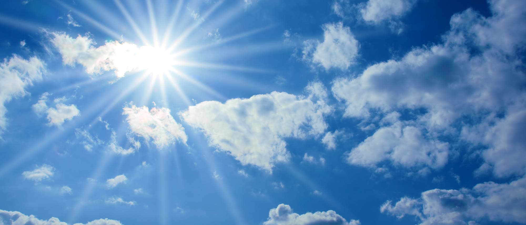 Die Sonne samt nachträglich eingefügtem Strahleneffekt zwischen leichter Bewölkung. Die Sonne samt nachträglich eingefügtem Strahleneffekt zwischen leichter Bewölkung.
