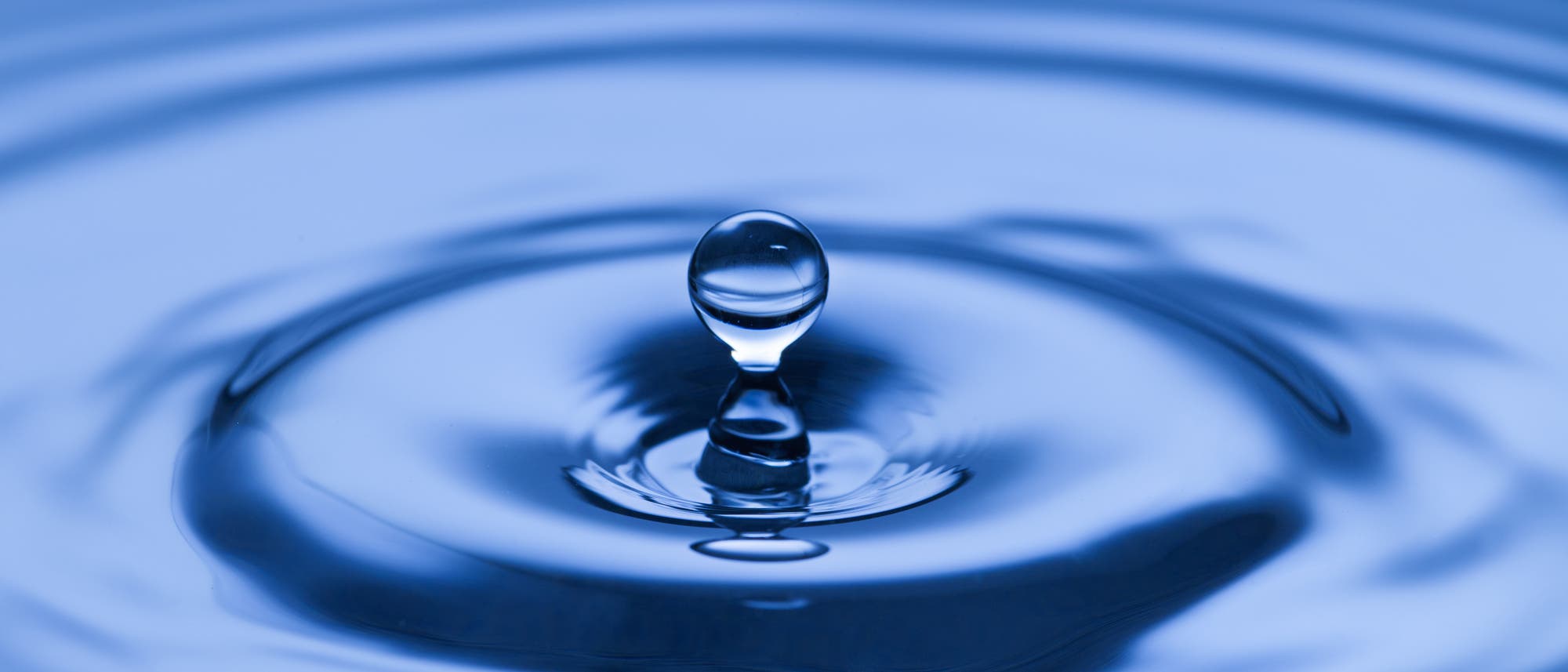 Ein Tropfen fällt auf eine Wasseroberfläche. Ein Tropfen fällt auf eine Wasseroberfläche.