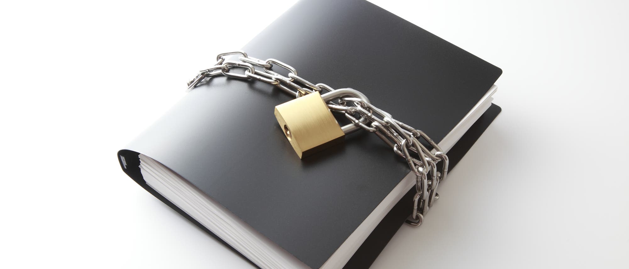 Ein dickes Büchlein mit einer darum gewickelten Kette, die mit einem Vorhängeschloss gesichert ist. Was uns daran hindert, die Kette einfach nach oben oder unten von dem Buch herunter zu schieben, bleibt unklar. Ein dickes Büchlein mit einer darum gewickelten Kette, die mit einem Vorhängeschloss gesichert ist. Was uns daran hindert, die Kette einfach nach oben oder unten von dem Buch herunter zu schieben, bleibt unklar.