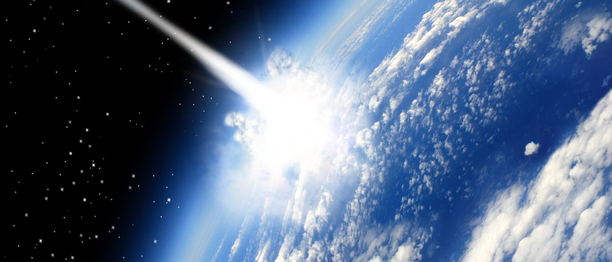 Künstlerische Darstellung des Blicks aus dem Orbit auf einen gerade auf dem Erdenrund einschlagenden Meteoriten, der eine Art symbolischen Schweif hinter sich herzieht. Real wäre das Bild komplett weiß, weil so ein Impakt doch ein bisschen heller ist als hier suggeriert. Künstlerische Darstellung des Blicks aus dem Orbit auf einen gerade auf dem Erdenrund einschlagenden Meteoriten, der eine Art symbolischen Schweif hinter sich herzieht. Real wäre das Bild komplett weiß, weil so ein Impakt doch ein bisschen heller ist als hier suggeriert.