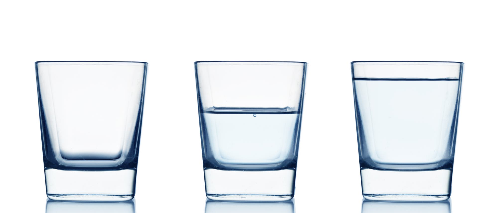 Drei Gläser: Voll, halb voll und leer