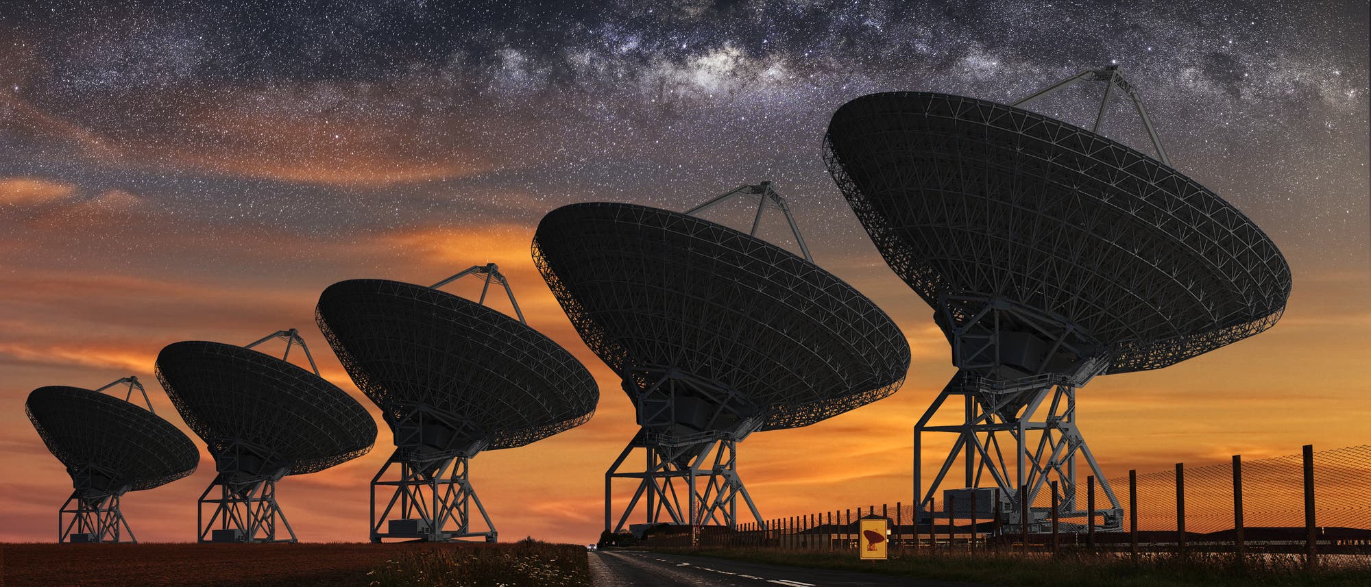 Radioteleskope vor Sternenhimmel Radioteleskope vor Sternenhimmel