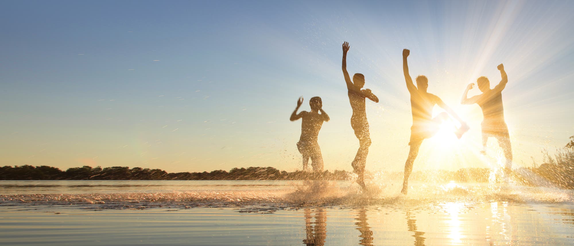 Mehrere Menschen im Gegenlicht an einem Seeufer. Sieht sommerlich aus. Mehrere Menschen im Gegenlicht an einem Seeufer. Sieht sommerlich aus.
