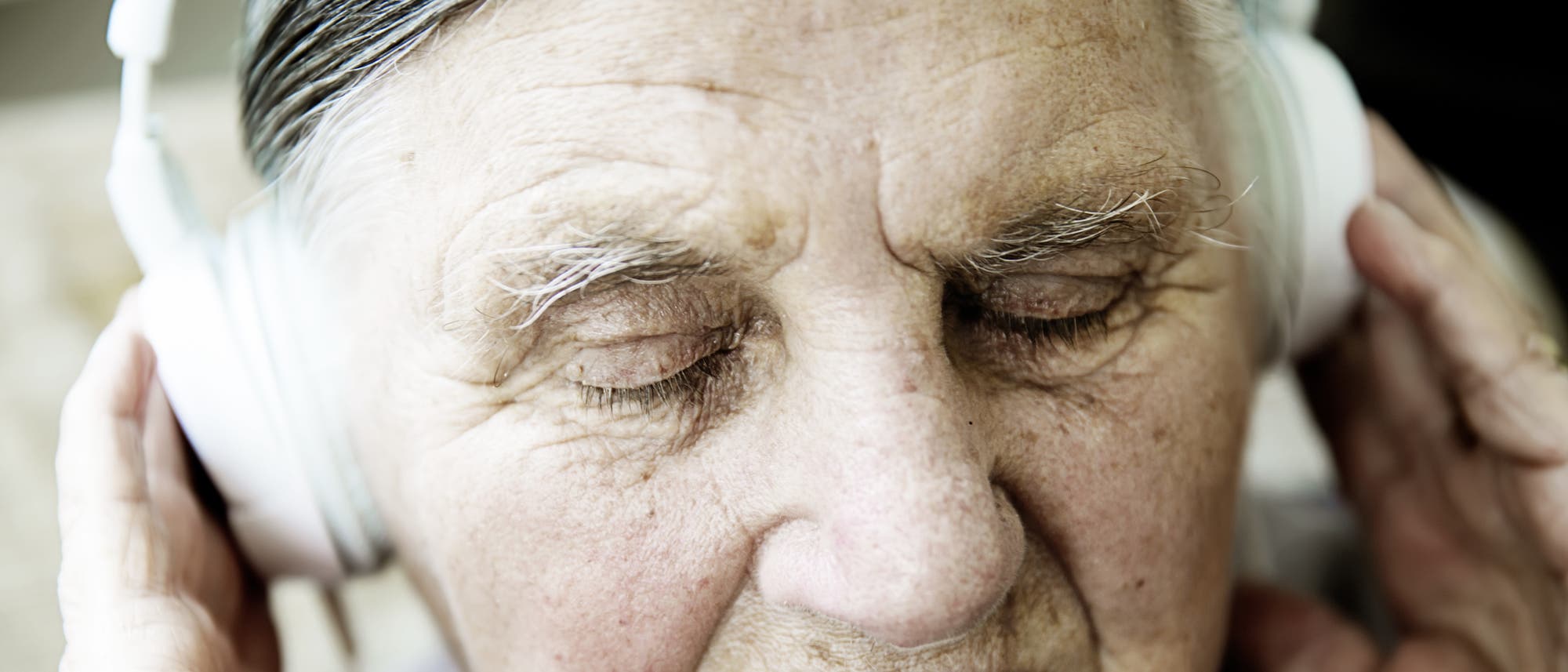 Seniorin hört Musik Seniorin hört Musik