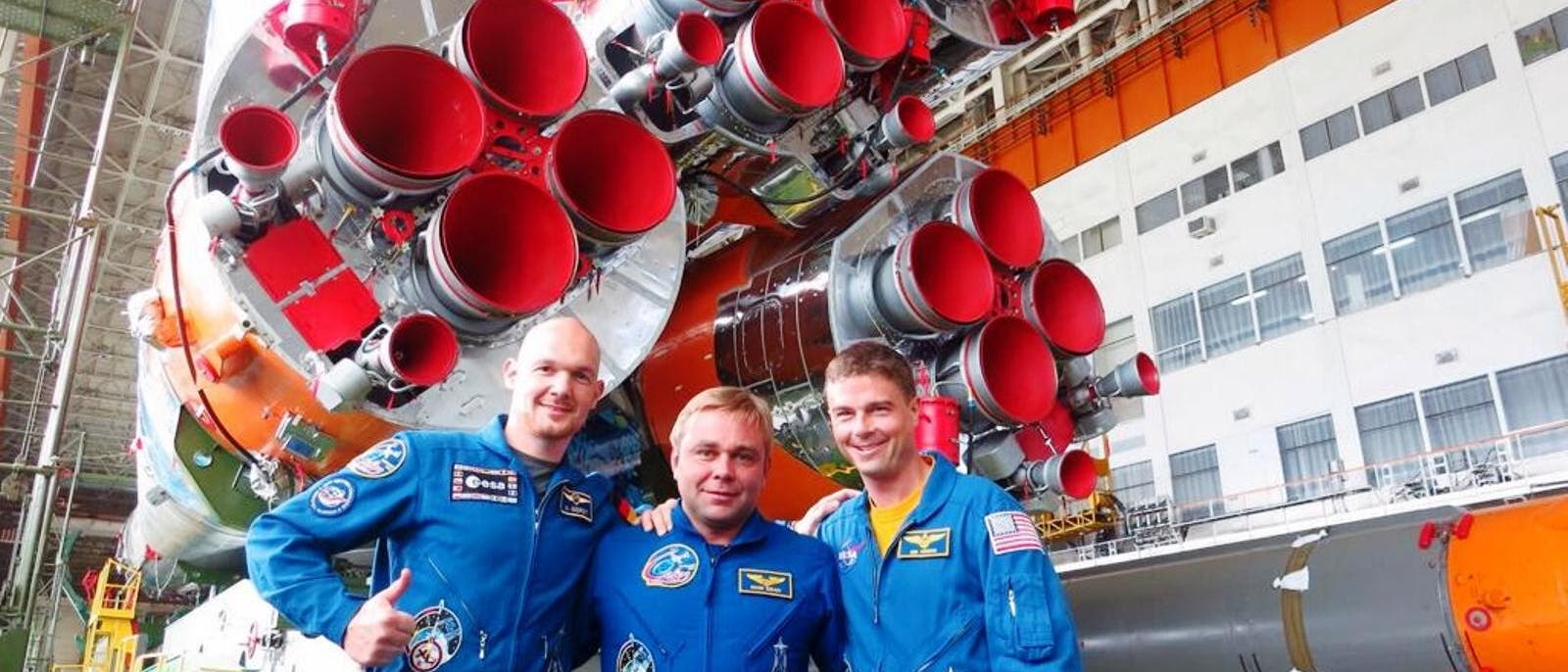 Alexander Gerst mit Kollegen vor Sojus-Rakete Alexander Gerst mit Kollegen vor Sojus-Rakete