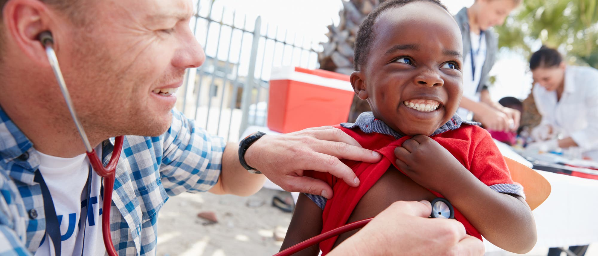 Arzt untersucht Kind in Afrika