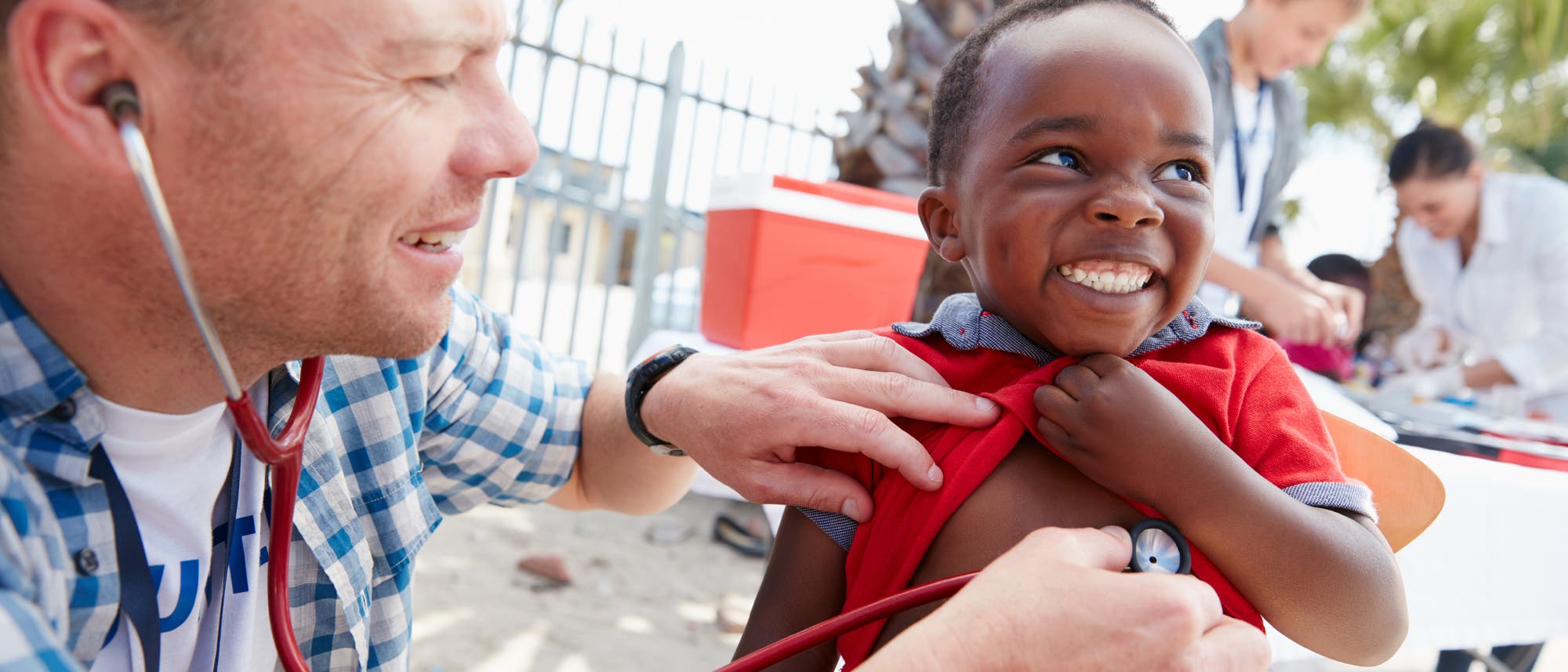Arzt untersucht Kind in Afrika Arzt untersucht Kind in Afrika