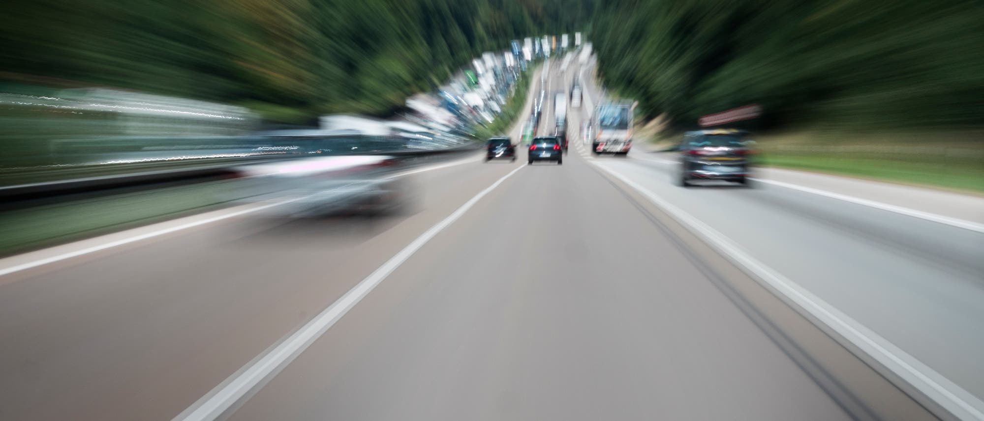 Schnellfahrt auf der Autobahn Schnellfahrt auf der Autobahn