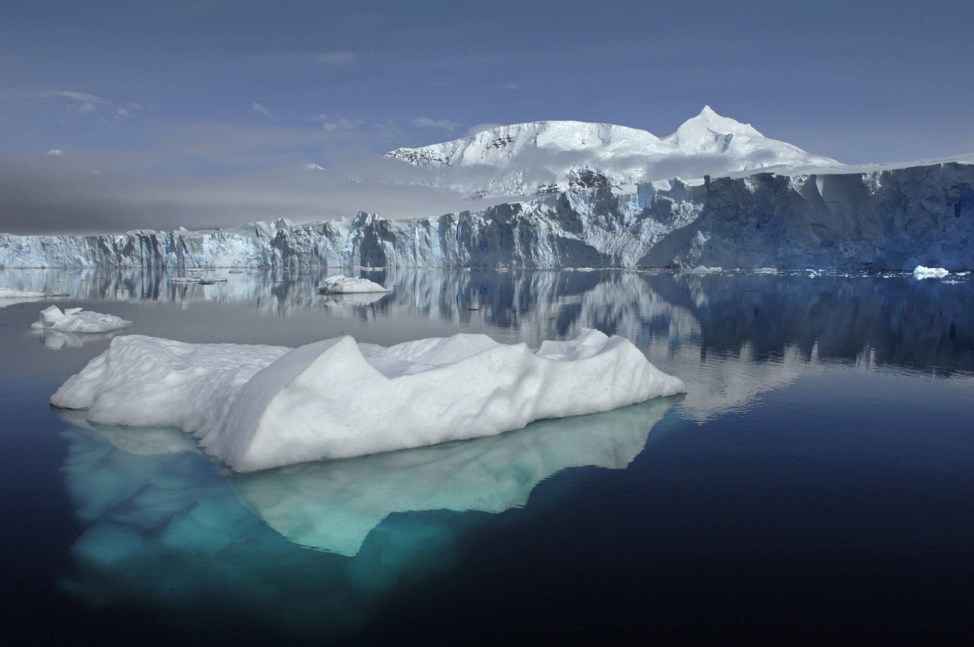 Eisberg vor der antarktischen Küste