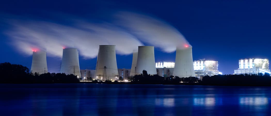 Hell erleuchtetes Braunkohlekraftwerk in der Nacht Hell erleuchtetes Braunkohlekraftwerk in der Nacht
