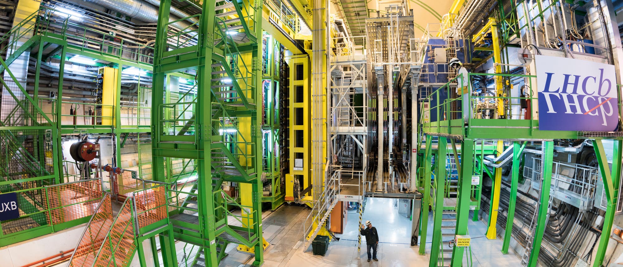 In einer unterirdischen Kaverne am Teilchenlabor CERN befindet sich das LHCb-Experiment, ein etwa 10 Meter hoher und 20 Meter langer Detektorkomplex.