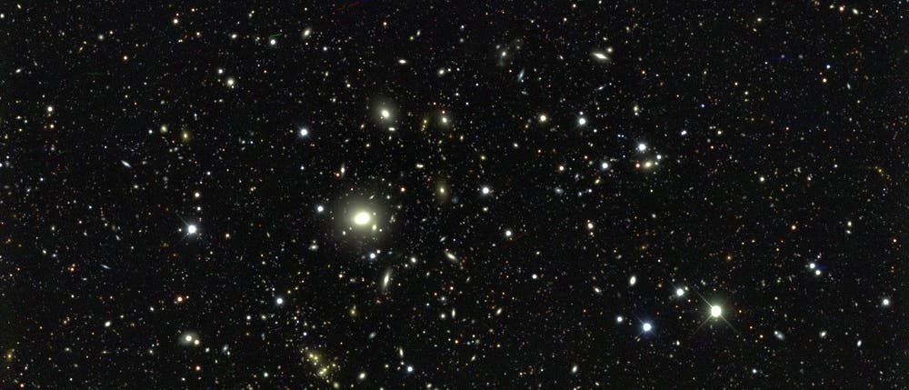 Zehn Gebiete am Himmel hat das DES-Team als »tiefe Felder« ausgewählt. Diese hat die Dark Energy Camera während der Durchmusterung mehrfach abgebildet, um einen Blick auf ferne Galaxien zu werfen und ihre 3D-Verteilung im Kosmos zu bestimmen. Zehn Gebiete am Himmel hat das DES-Team als »tiefe Felder« ausgewählt. Diese hat die Dark Energy Camera während der Durchmusterung mehrfach abgebildet, um einen Blick auf ferne Galaxien zu werfen und ihre 3D-Verteilung im Kosmos zu bestimmen.