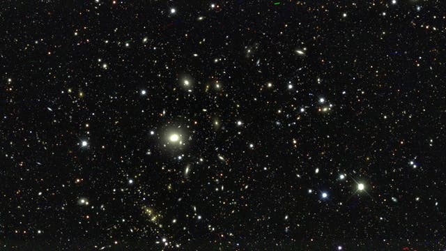 Zehn Gebiete am Himmel hat das DES-Team als »tiefe Felder« ausgewählt. Diese hat die Dark Energy Camera während der Durchmusterung mehrfach abgebildet, um einen Blick auf ferne Galaxien zu werfen und ihre 3D-Verteilung im Kosmos zu bestimmen. 