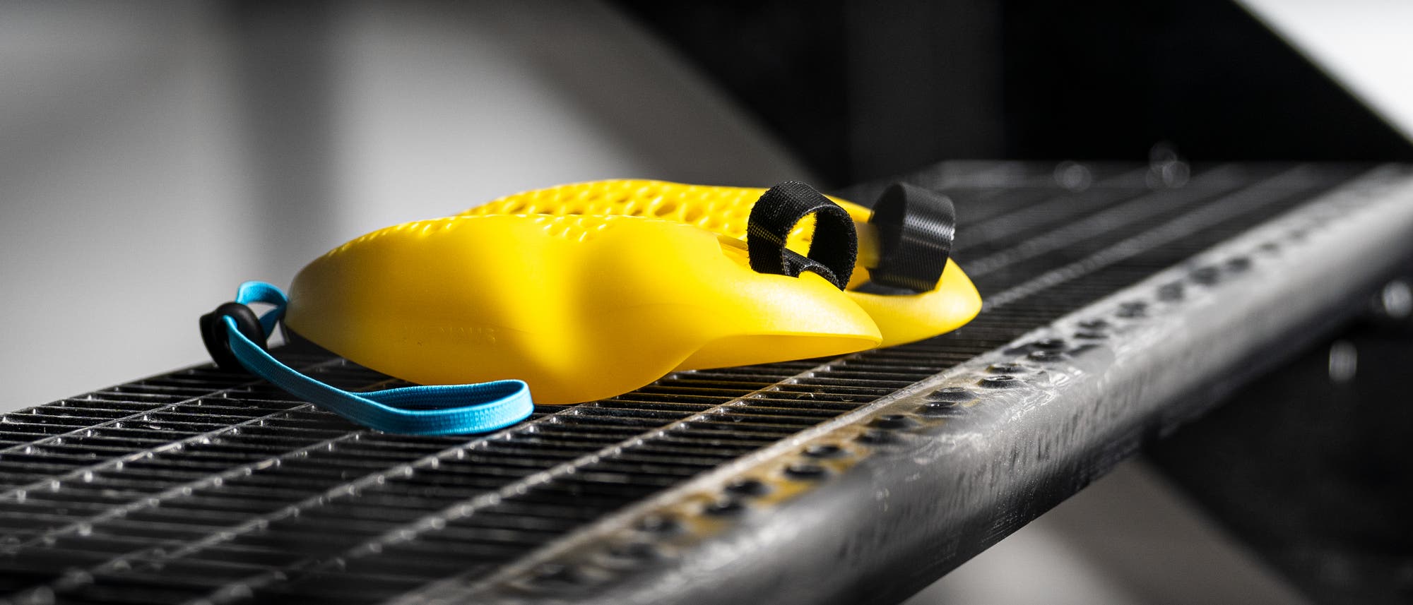 Gelbe Plastikgegenstände mit Schlaufen. Gelbe Plastikgegenstände mit Schlaufen.