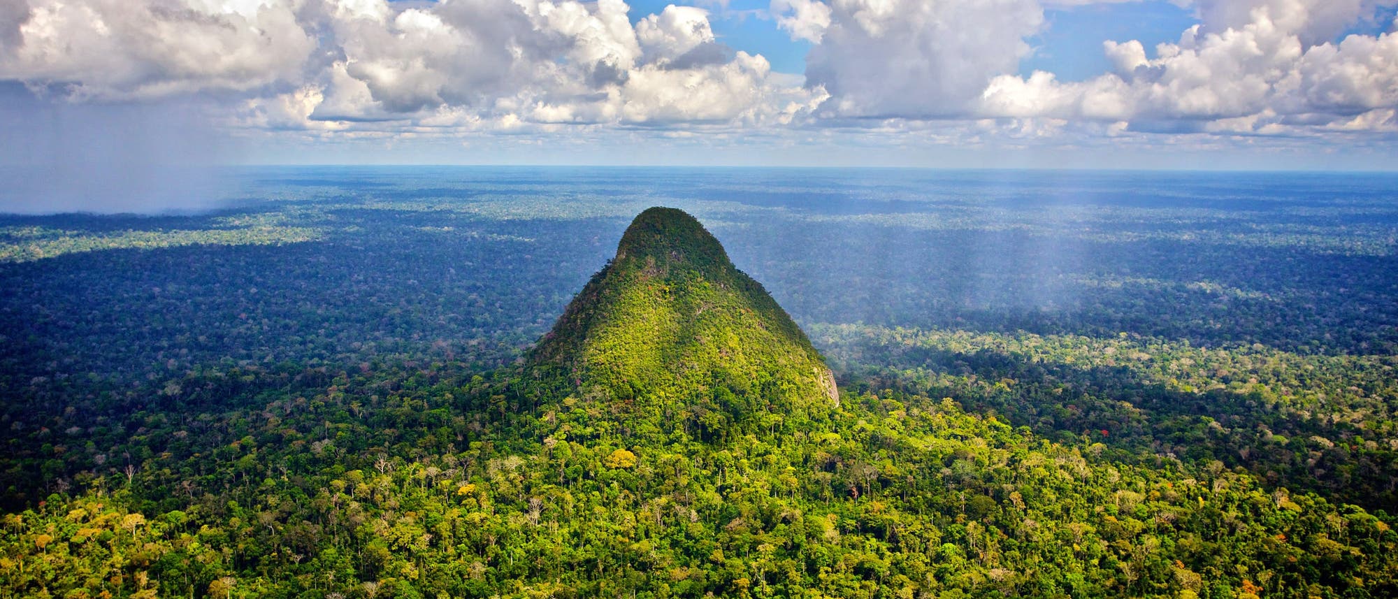 Der Vulkankegel El Cono im peruanischen Regenwald Der Vulkankegel El Cono im peruanischen Regenwald