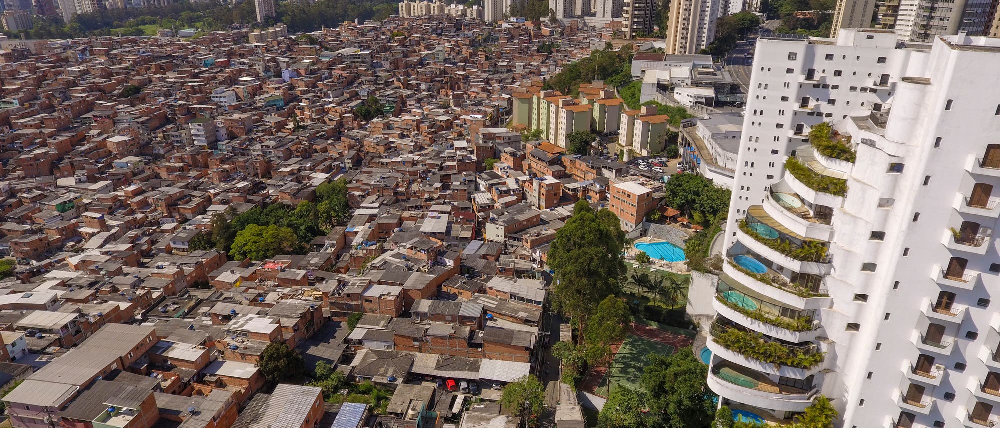 In den Riesenstädten der Schwellenländer – hier São Paulo (Brasilien) – existieren krasse Armut und verschwenderischer Reichtum Tür an Tür. In den Riesenstädten der Schwellenländer – hier São Paulo (Brasilien) – existieren krasse Armut und verschwenderischer Reichtum Tür an Tür.