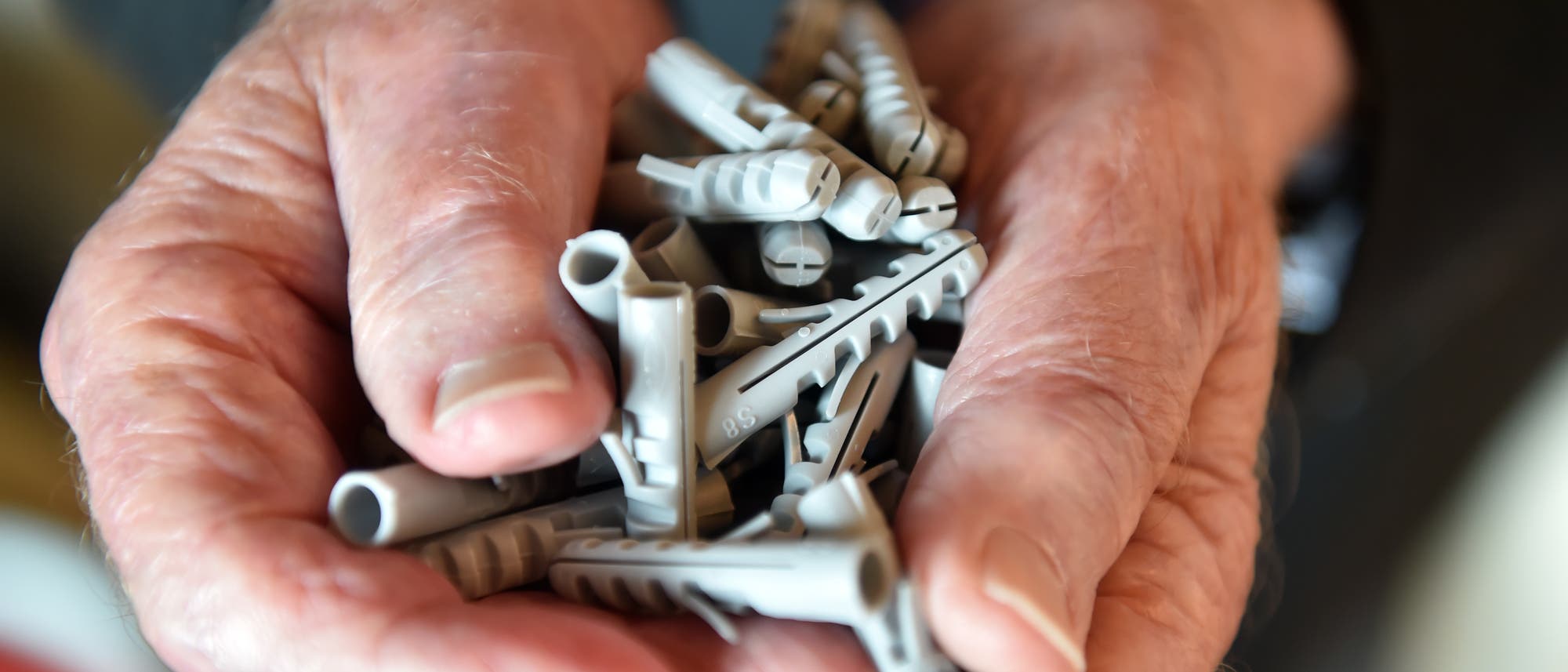 Artur Fischer mit einer Hand voll Dübel Artur Fischer mit einer Hand voll Dübel