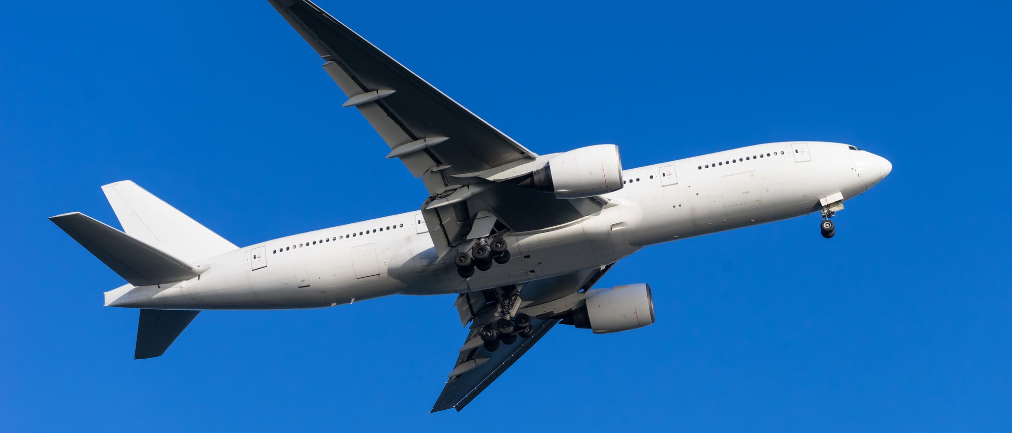 Boeing 777 im Flug, ohne Markierungen Boeing 777 im Flug, ohne Markierungen