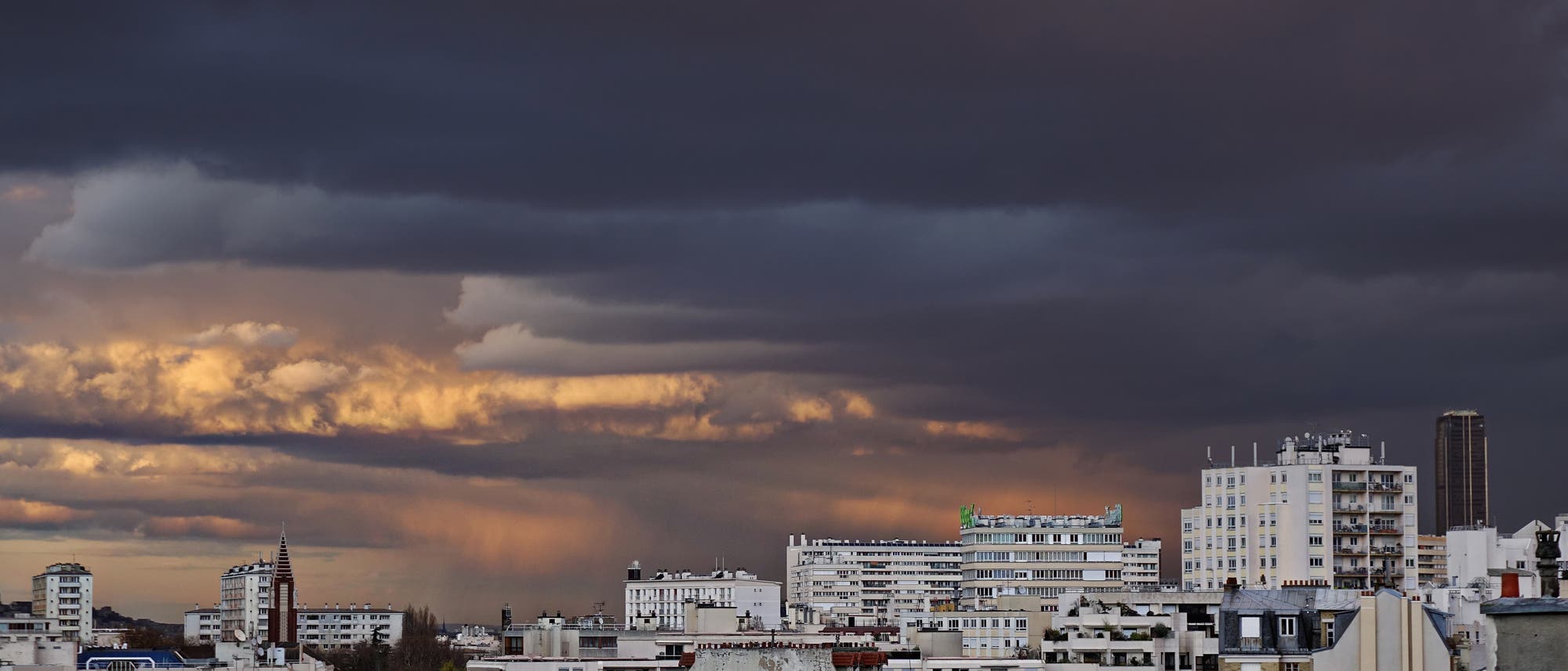 Banlieue vor Paris mit gewittrigem Himmel im Hintergrund Banlieue vor Paris mit gewittrigem Himmel im Hintergrund