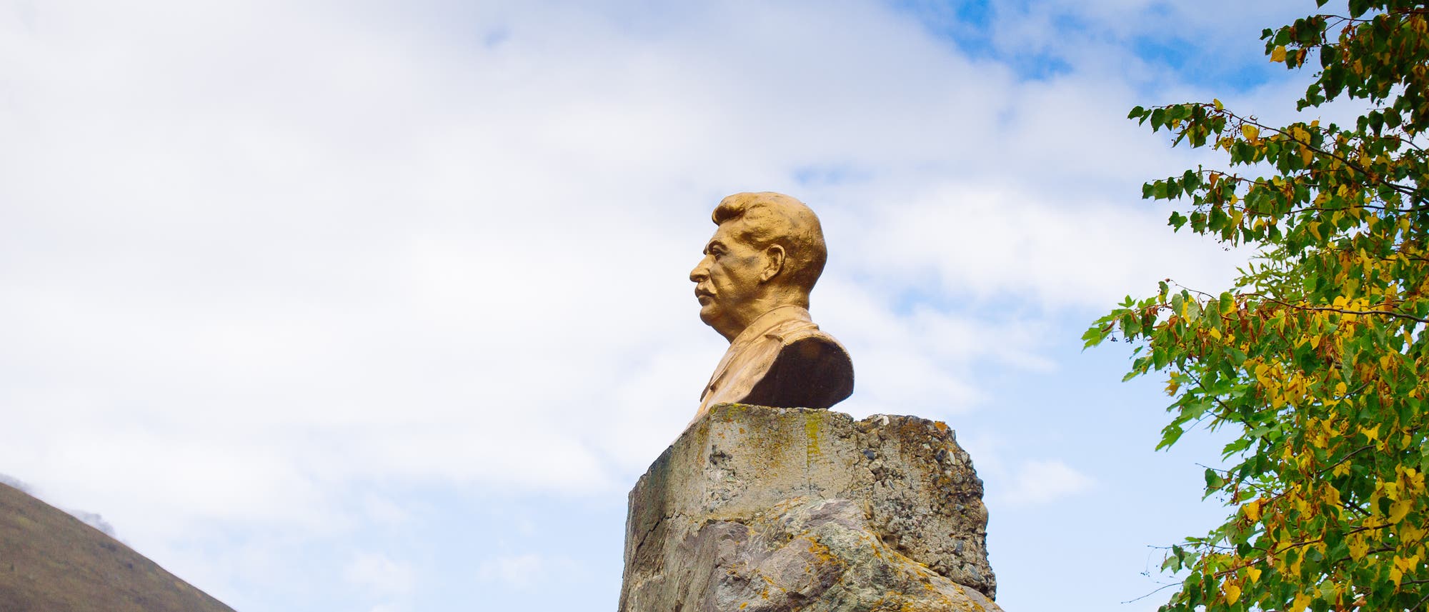 Eine Stalinbüste vor hellem Himmel Eine Stalinbüste vor hellem Himmel