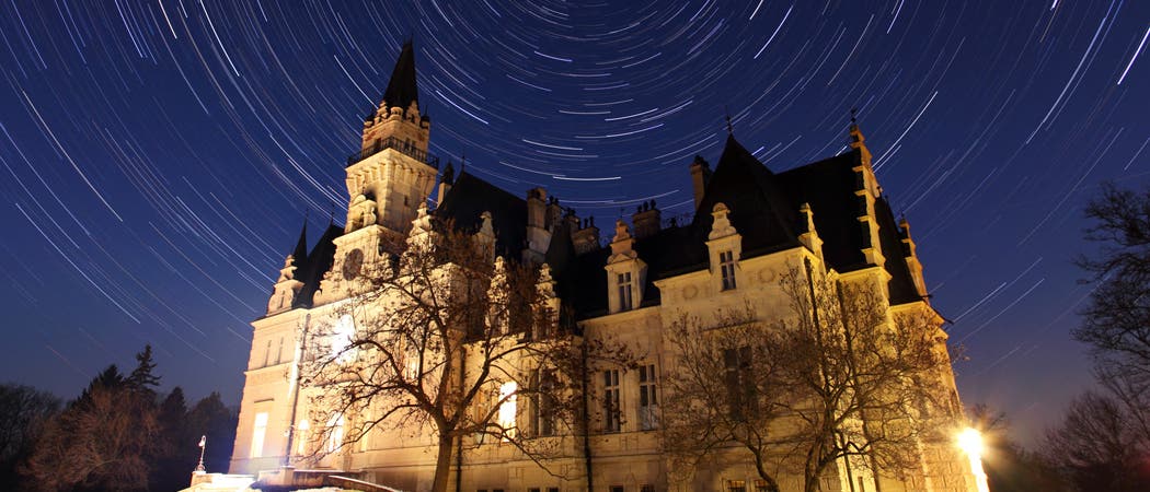 Sternenspuren über slowakischem Schloss Sternenspuren über slowakischem Schloss