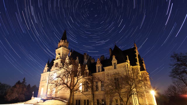 Sternenspuren über slowakischem Schloss
