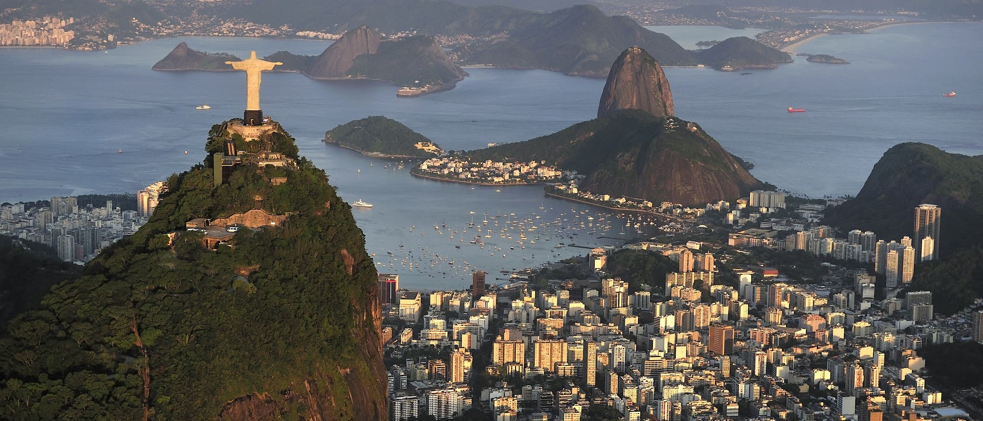 Klischee-Luftbild von Rio: Jesus, Zuckerhut, Guanabara Bay. Zum Glück sieht man wenigstens keine Sambatänzerin Klischee-Luftbild von Rio: Jesus, Zuckerhut, Guanabara Bay. Zum Glück sieht man wenigstens keine Sambatänzerin