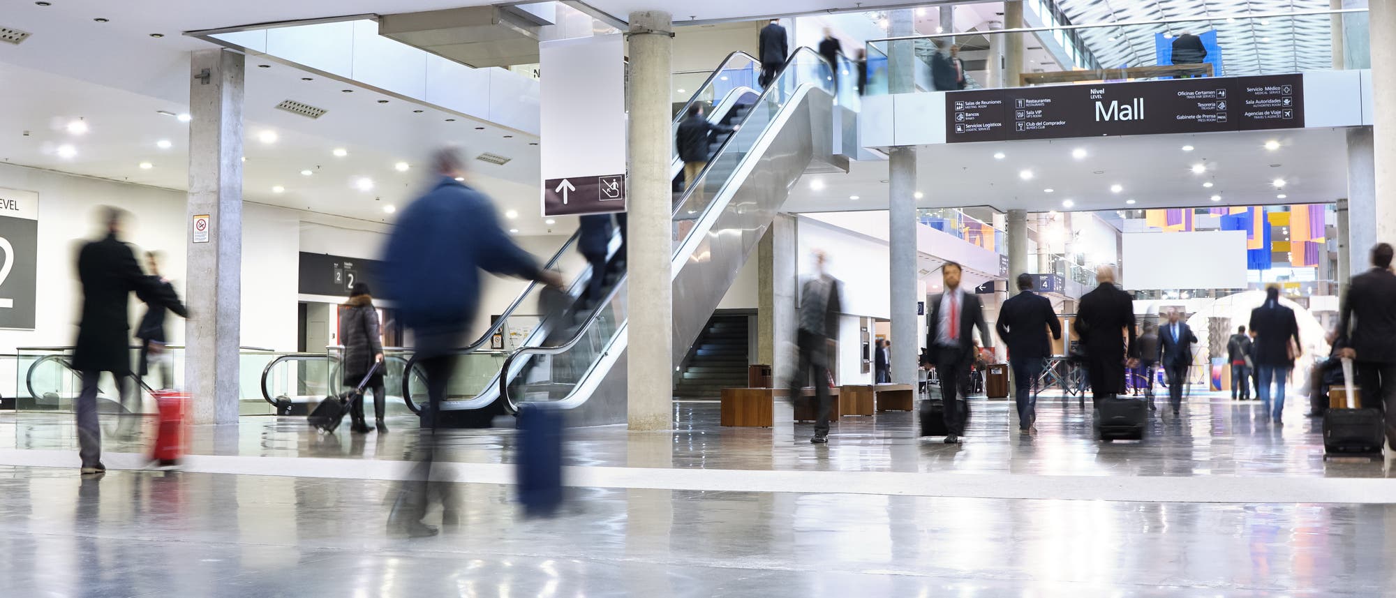 Menschen am Flughafen Menschen am Flughafen