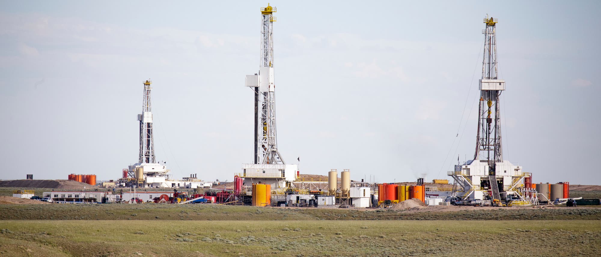 Drei Bohrtürme auf einem US-Gasfeld Drei Bohrtürme auf einem US-Gasfeld
