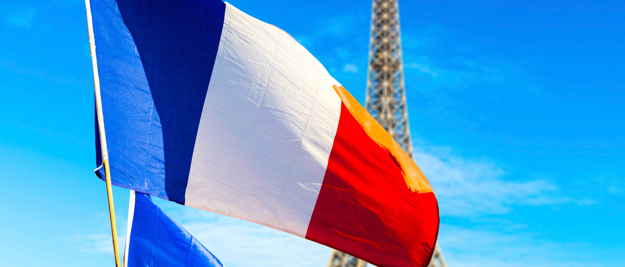 Französische Flaggen vor dem Eiffelturm