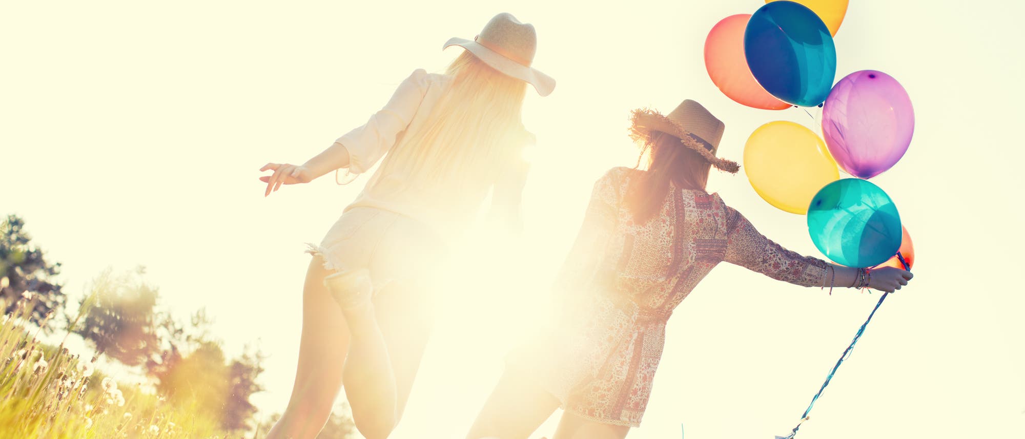 Zwei Freundinnen mit Luftballons Zwei Freundinnen mit Luftballons