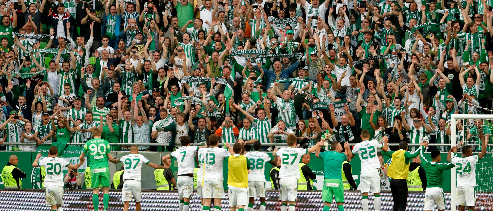 Nach dem Spiel gehen siegreiche Mannschaften gerne in die Fankurve, um sich feuern zu lassen. Nach dem Spiel gehen siegreiche Mannschaften gerne in die Fankurve, um sich feuern zu lassen.