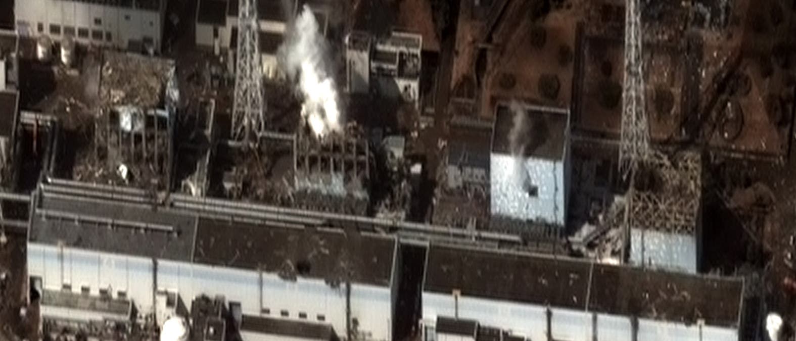 Reaktorblöcke des Kernkraftwerks Fukushima nach der Katastrophe. Reaktorblöcke des Kernkraftwerks Fukushima nach der Katastrophe.