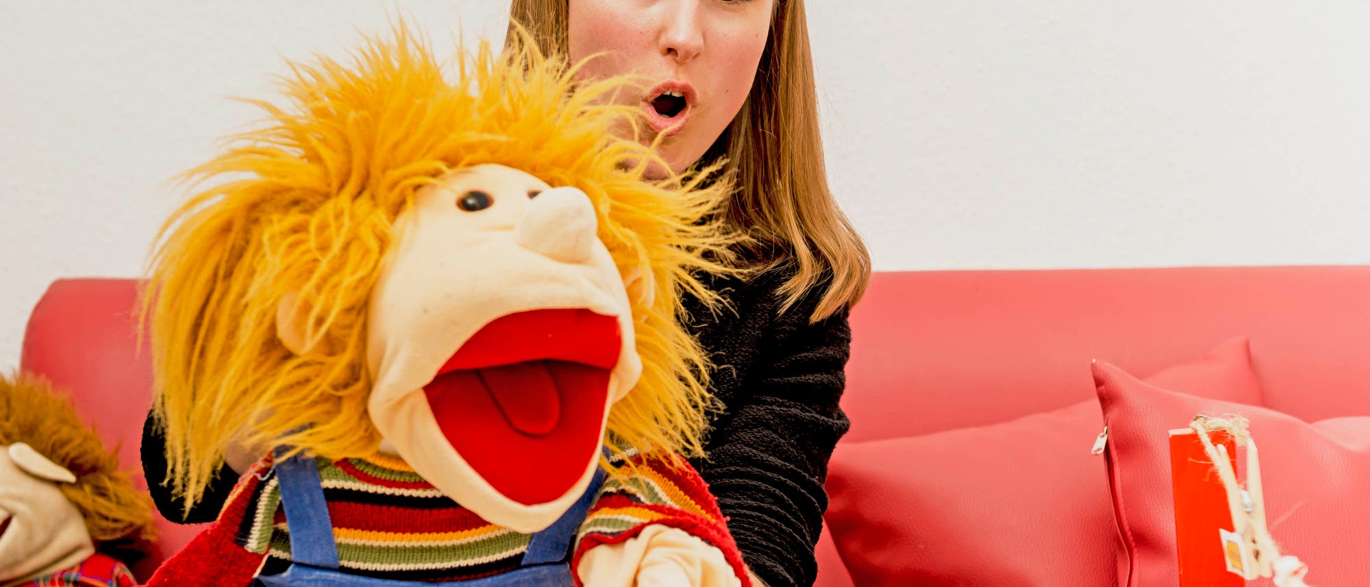 Mit Handpuppe und Regenbogenspirale versucht Sozialpädagogin Sabrina Harves die Aufmerksamkeit ihrer Patienten zu gewinnen. Mit Handpuppe und Regenbogenspirale versucht Sozialpädagogin Sabrina Harves die Aufmerksamkeit ihrer Patienten zu gewinnen.