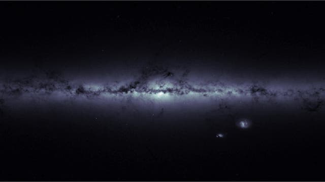 Die Sterne in unserer Milchstraße sind nicht gleichmäßig verteilt, sondern konzentrieren sich in der zentralen Scheibe. Nach Außen hin nimmt ihre Dichte dagegen ab. Dunkle Schlieren vor den hellen Sternen werden von interstellaren Gas- und Staubwolken verursacht, die das Licht der Sonnen absorbieren und vor den Kameras des Gaia-Raumteleskops verbergen. Außerhalb der hellen Milchstraße erkennt man noch die Große und Kleine Magellansche Wolke, zwei Zwerggalaxien, die unsere galaktische Heimat umreisen.