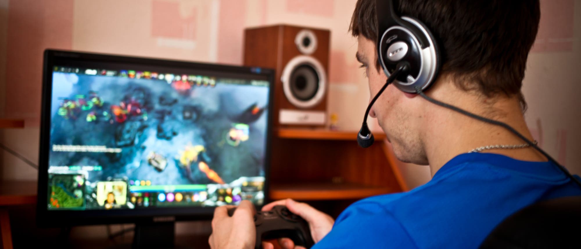 Mann spielt Computerspiel mit Kopfhörer Mann spielt Computerspiel mit Kopfhörer