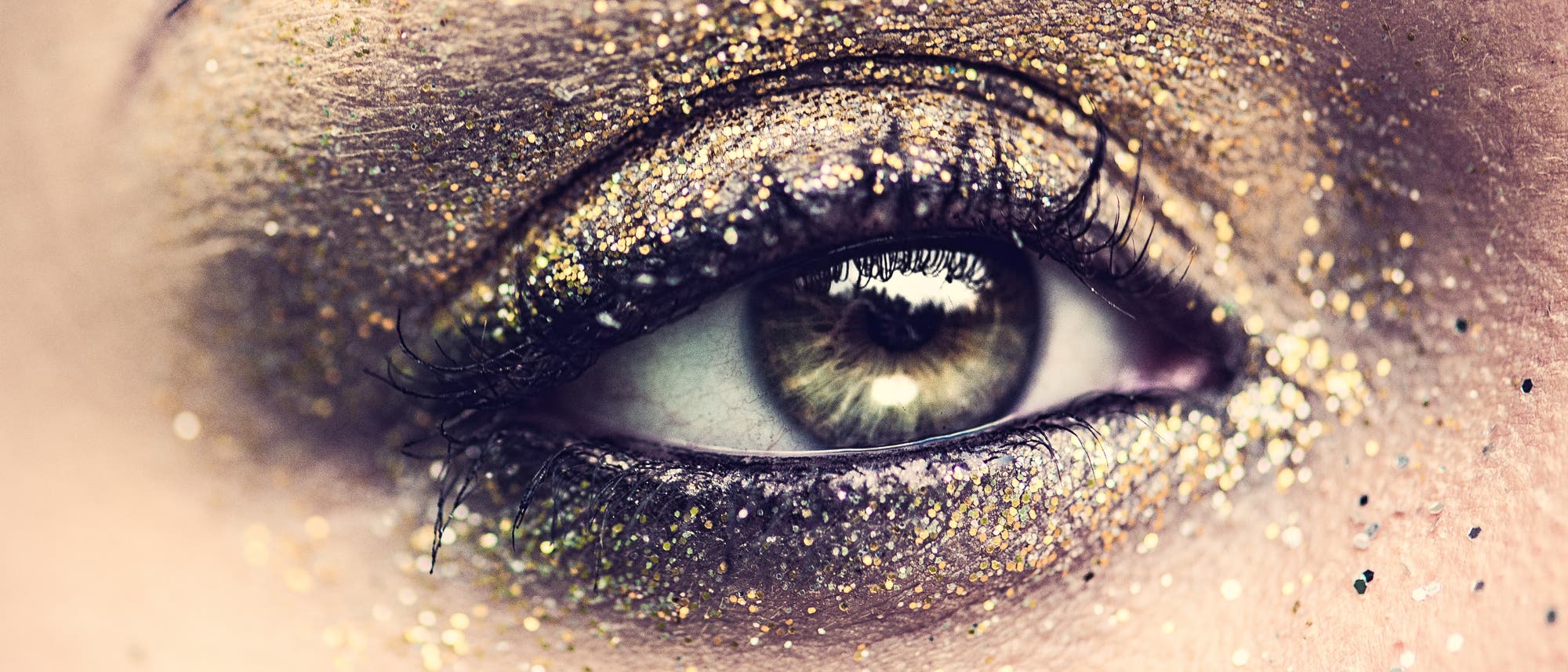 Glitzerkosmetik rund ums Auge Glitzerkosmetik rund ums Auge